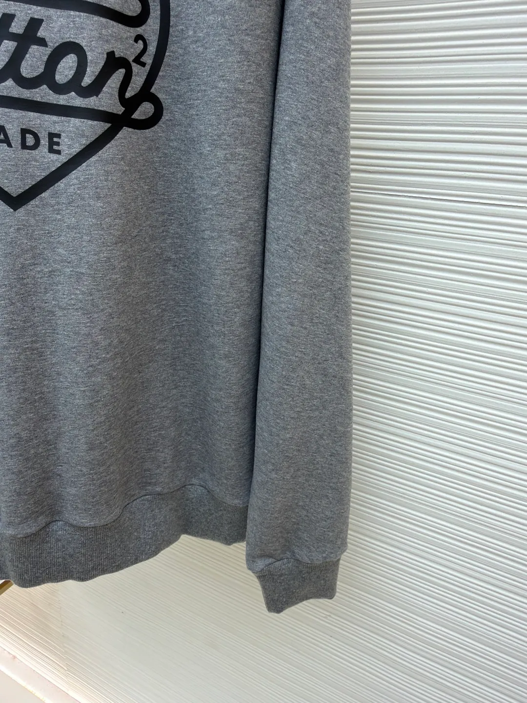 LOUIS VUITTON big heart logo letter print sweatshirt ●Original version: purchased and developed by 6909 ●Item number: 1681806-A75 ●Fabric: cotton fabric ●Technology: printing production ●Color: gray ●Version: fitted version ●Weight: about 545 grams ●Size: S-M-L-XL ●Description: The body is made of 100% cotton fabric, which has been pre-shrunk, making it soft and waxy to the touch and not easily deformed; the round neck uses three-needle hemming technology, and the inside of the collar is lined with rib strips to keep it from becoming loose after long-term wear. The love logo on the chest is printed with environmentally friendly glue. After three times of scraping and high-temperature setting, the pattern is clear and full, and is not easy to crack. The raglan sleeves are edged with the same color binding strip to improve the fit of the shoulders. The hem and cuffs are wide ribbed, with moderate elasticity and washability. The overall stitching is 12 stitches/inch high-density stitching, and the details are overlocked and reinforced to take into account comfort and durability. The overall wiring is straight and delicate, the fabric is comfortable and soft, and the color is consistent without color difference. It can be matched with the same style to create a fashionable look and control various occasions. Customized accessories, complete with three standards, same style for men and women!
